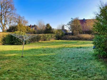 Blick in den Garten / mögliches Baugrundstück - Einfamilienhaus in 26603 Aurich mit 95m² kaufen