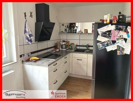 Küche mit EBK ( gehört der Mieterin ) - Erdgeschosswohnung in 26725 Emden mit 70m² kaufen
