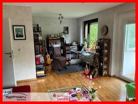 Wohnzimmer mit Arbeitsbereich - Erdgeschosswohnung in 26725 Emden mit 70m² kaufen