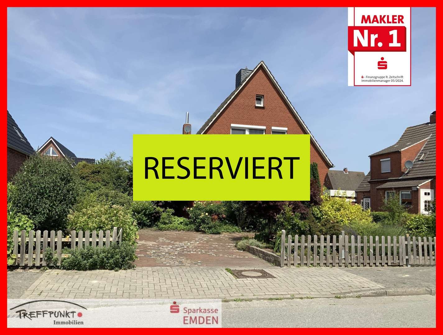 Vorderansicht mit sehr großem Stellplatz - Einfamilienhaus in 26725 Emden mit 115m² kaufen