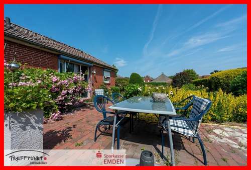 Terrasse mit Blick zum Gästebungalow Terrasse mit Blick zum Gästebungalow - Einfamilienhaus in 26721 Emden mit 150m² kaufen