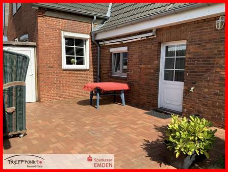 Terrasse mit Markise - Doppelhaushälfte in 26725 Emden mit 75m² kaufen