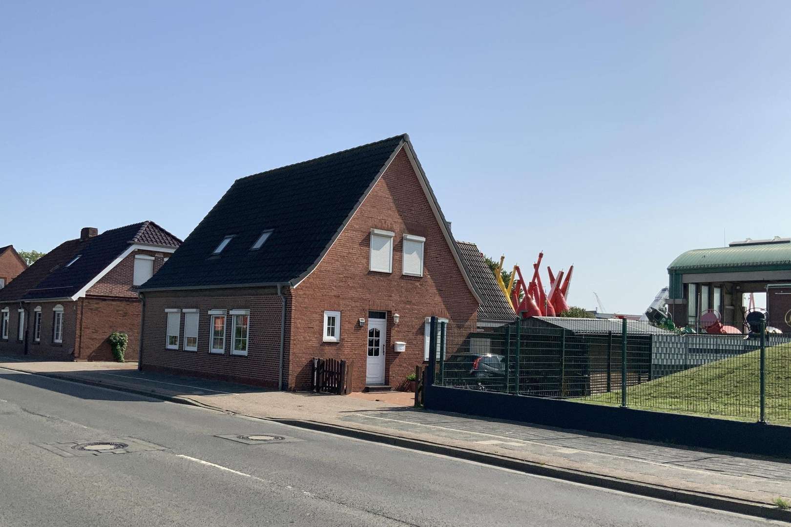 Vorder- und Seitenansicht - Doppelhaushälfte in 26725 Emden mit 75m² kaufen