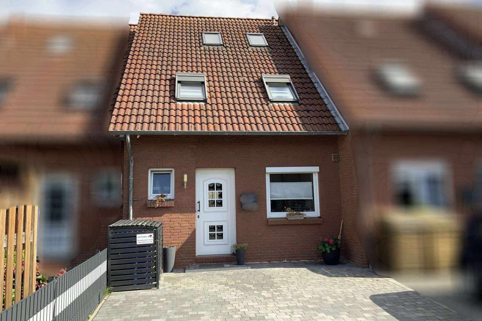 Titelbild Titelbild - Reihenmittelhaus in 26721 Emden mit 110m² kaufen