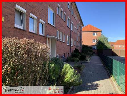gepflegte Zuwegung gepflegte Zuwegung - Erdgeschosswohnung in 26721 Emden mit 80m² kaufen
