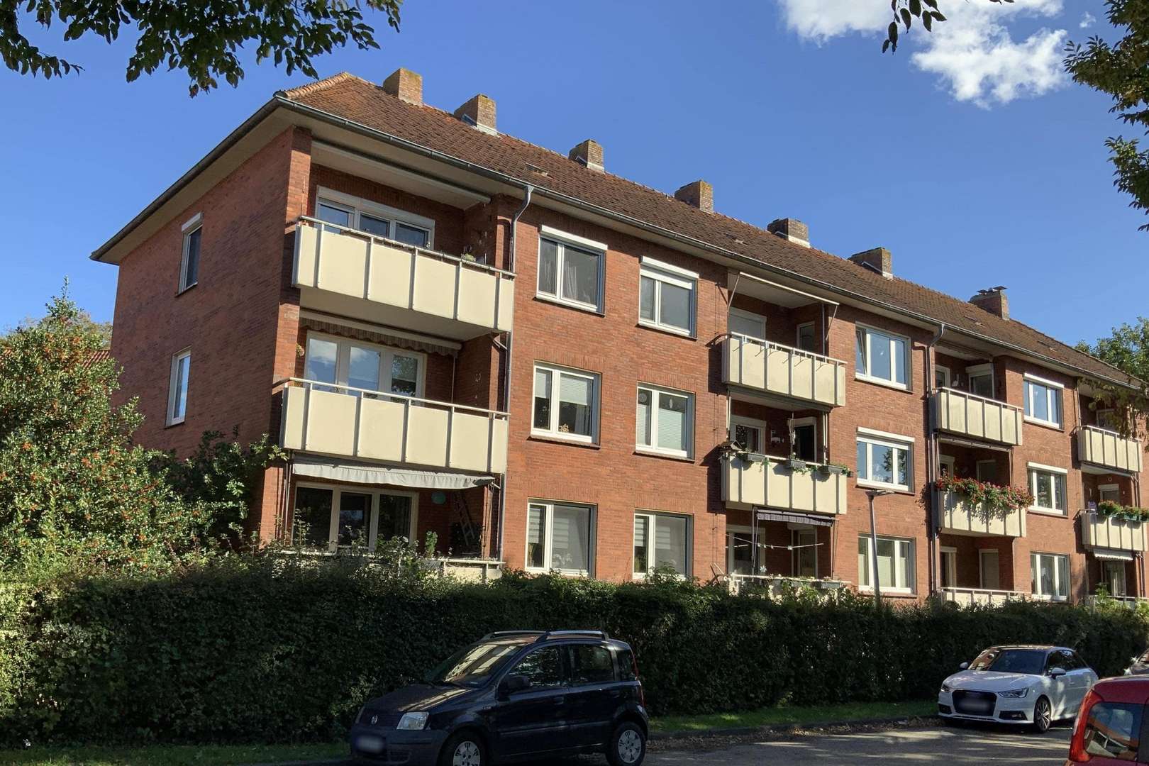 Rückansicht mit Balkon Rückansicht mit Balkon - Erdgeschosswohnung in 26721 Emden mit 80m² kaufen