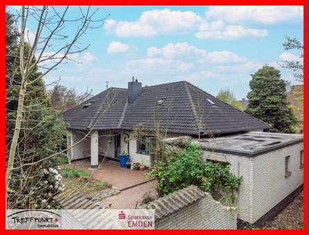 Seitenansicht mit Garage - Bungalow in 26725 Emden mit 160m² kaufen