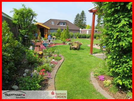 Blick in den Garten und auf die Blockhütte Nr. 1 - Bungalow in 26721 Emden mit 150m² kaufen