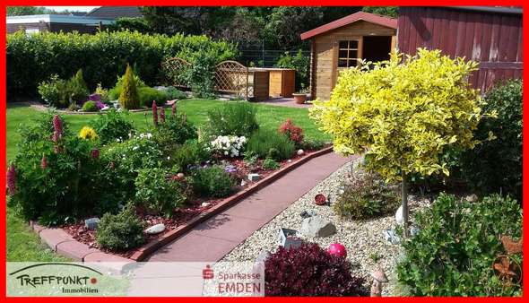 Gartenansicht mit Blick auf die 2. Blockhütte - Bungalow in 26721 Emden mit 150m² kaufen