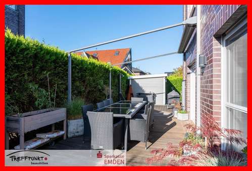 Terrasse am Wohnzimmer - Einfamilienhaus in 26725 Emden mit 252m² kaufen