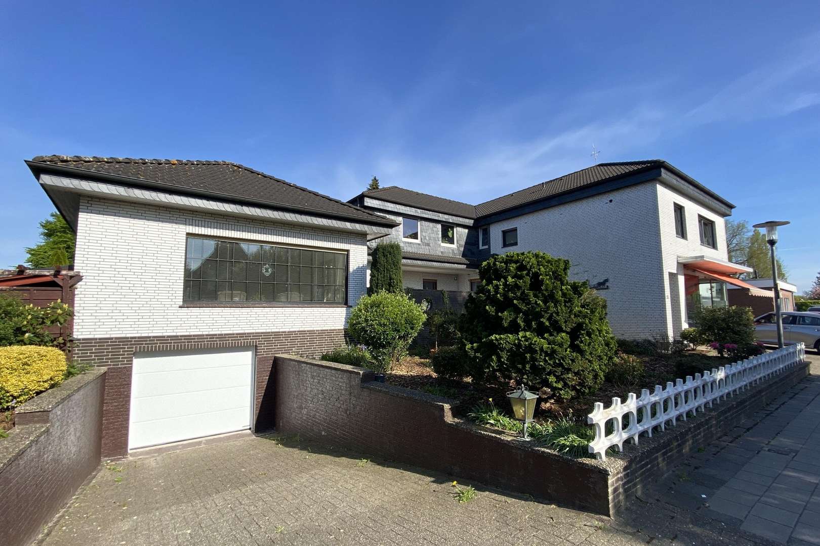 Seitliche Frontansicht - Mehrfamilienhaus in 26409 Wittmund mit 400m² kaufen