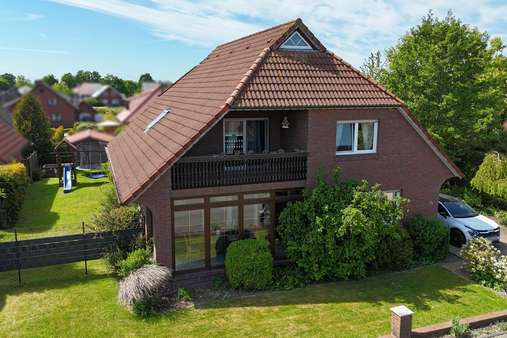 Vogelperspektive Frontansicht - Einfamilienhaus in 26489 Ochtersum mit 180m² kaufen
