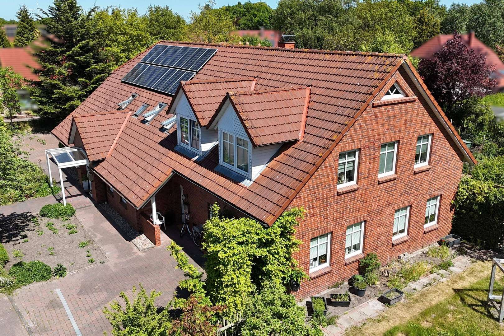Seitliche Frontansicht - Zweifamilienhaus in 26409 Wittmund mit 286m² kaufen