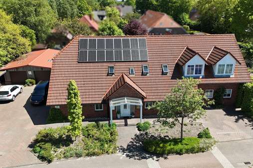 Vogelperspektive Frontansicht - Zweifamilienhaus in 26409 Wittmund mit 286m² kaufen
