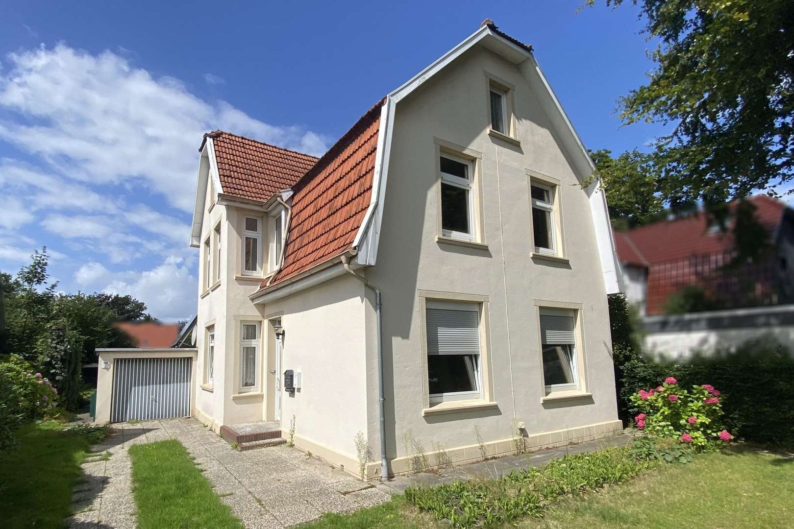 Seitliche Frontansicht - Zweifamilienhaus in 26409 Wittmund mit 112m² kaufen