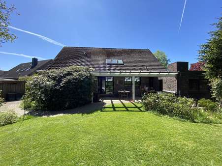 Rückansicht mit Terrasse - Einfamilienhaus in 26441 Jever mit 131m² kaufen