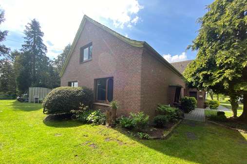 Seitliche Frontansicht - Zweifamilienhaus in 26409 Wittmund mit 241m² kaufen