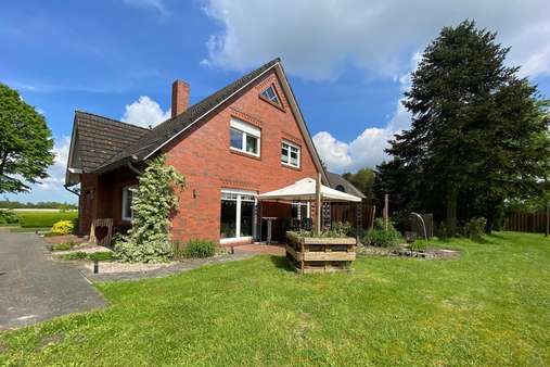 Seitliche Rückansicht - Zweifamilienhaus in 26409 Wittmund mit 241m² kaufen