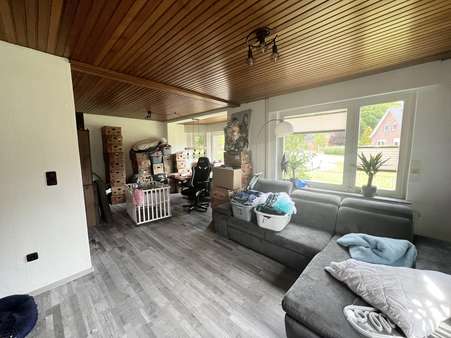 Wohnzimmer - Einfamilienhaus in 26629 Großefehn mit 120m² kaufen