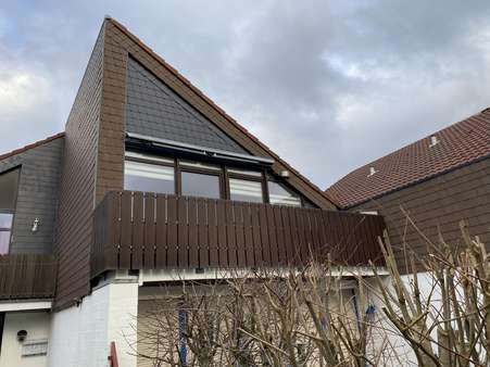 Westansicht mit Balkon - Dachgeschosswohnung in 26409 Wittmund mit 45m² kaufen
