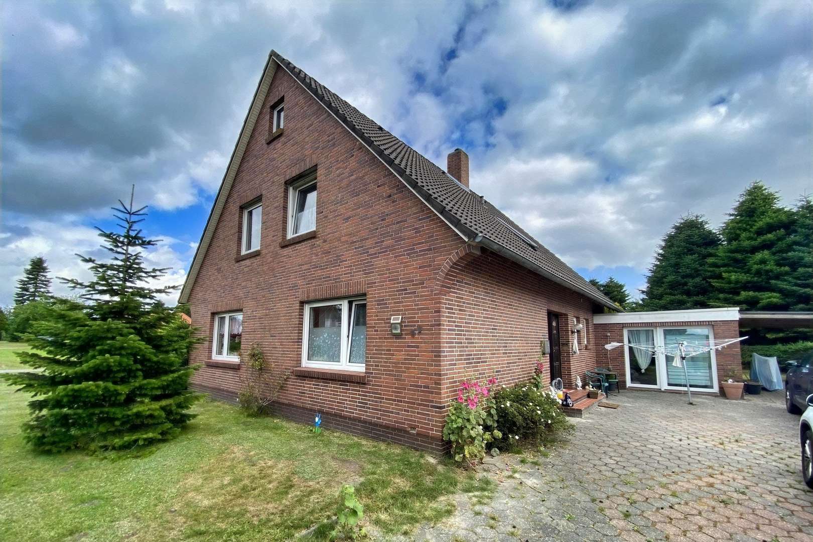 Seitliche Frontansicht - Einfamilienhaus in 26532 Großheide mit 150m² kaufen
