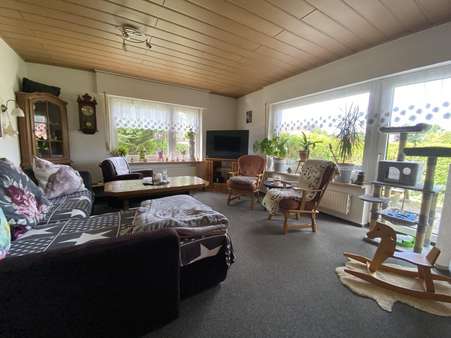 Wohnzimmer - Einfamilienhaus in 26532 Großheide mit 150m² kaufen