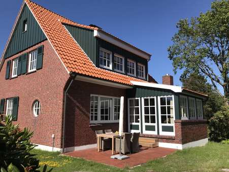 Hausansicht mit Südterrasse - Einfamilienhaus in 26474 Spiekeroog mit 155m² kaufen
