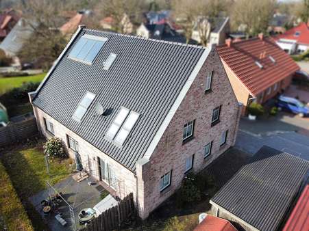 Vogelperspektive Seitenansicht - Zweifamilienhaus in 26835 Hesel mit 251m² kaufen