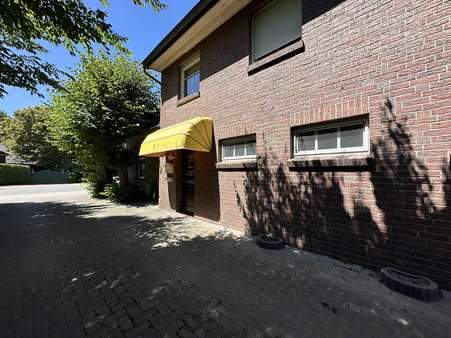 Seiteneingang - Ladenlokal in 26802 Moormerland mit 393m² kaufen