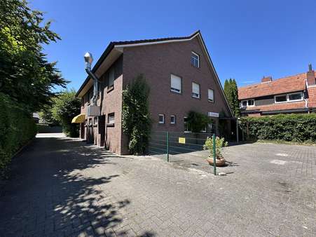 Rückansicht und Auffahrt - Pension in 26802 Moormerland mit 393m² kaufen