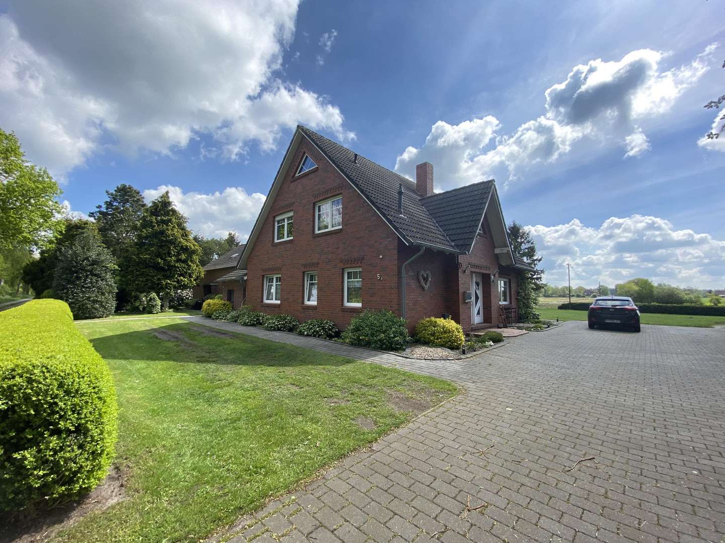 Ansicht Wohnhaus - Zweifamilienhaus in 26409 Wittmund mit 241m² kaufen