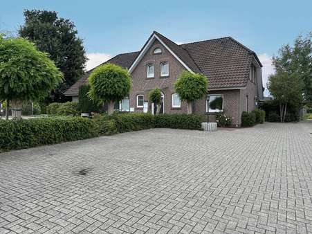 Vorderansicht mit Parkplatz Vorderansicht mit Parkplatz - Bürohaus in 26817 Rhauderfehn mit 65m² kaufen