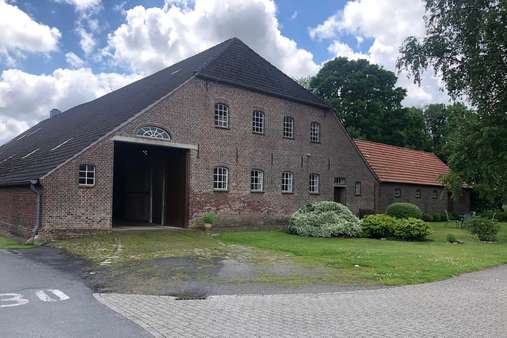 Ansicht Scheune und Nebengebäude - Resthof in 26409 Wittmund mit 270m² kaufen