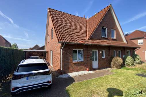 Seitliche Frontansicht - Doppelhaushälfte in 26409 Wittmund mit 93m² kaufen