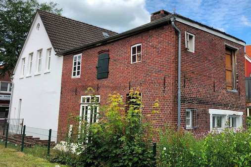 Seitliche Rückansicht - Mehrfamilienhaus in 26409 Wittmund mit 94m² kaufen