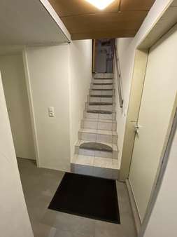 Flur mit Treppenaufgang - Einfamilienhaus in 26409 Wittmund mit 140m² günstig kaufen