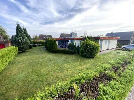Rückansicht mit Terrasse Rückansicht mit Terrasse - Zwangsversteigerung Einfamilienhaus in 26409 Wittmund mit 150m² kaufen