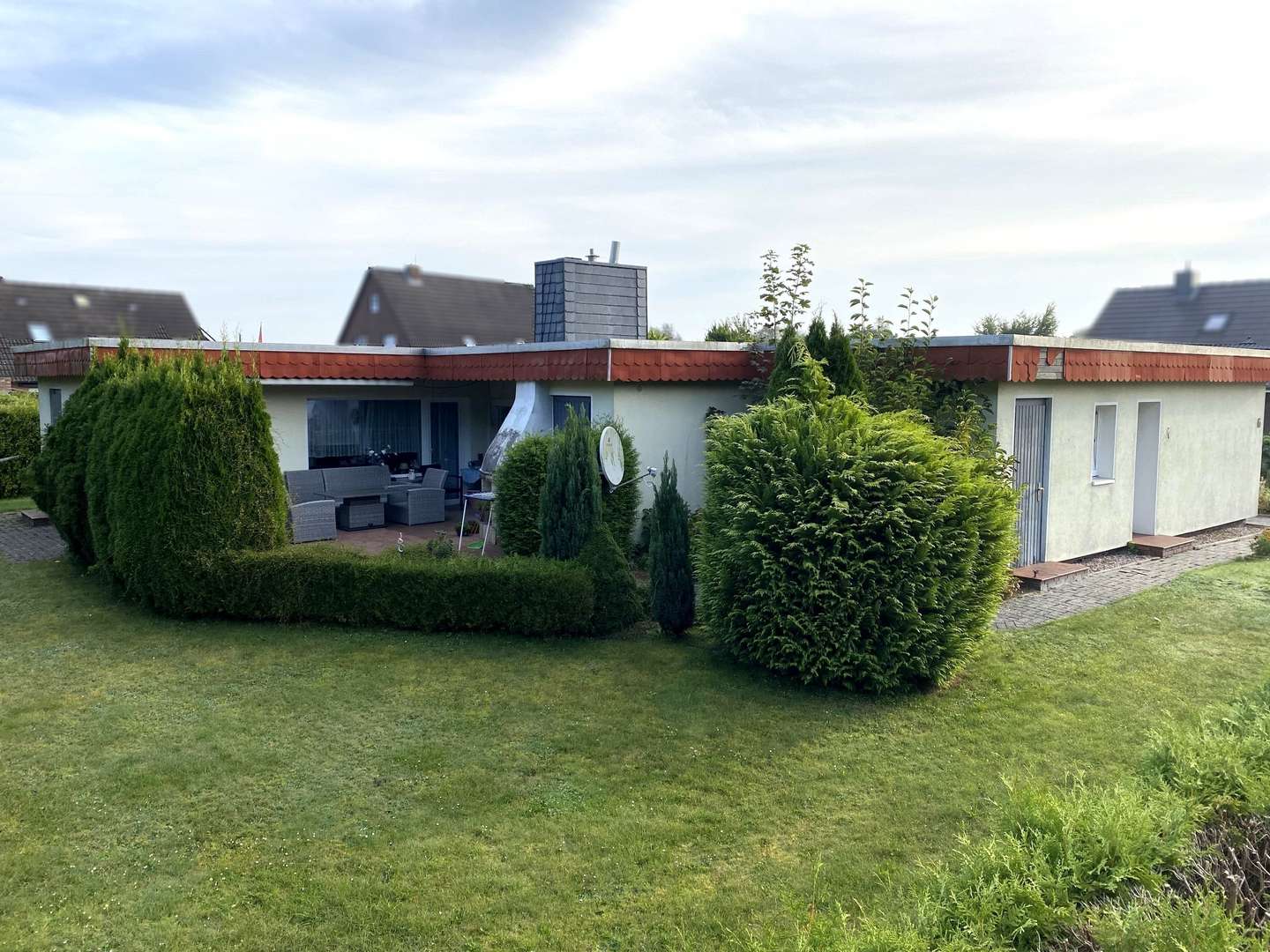 Rückansicht mit Terrasse Rückansicht mit Terrasse - Zwangsversteigerung Einfamilienhaus in 26409 Wittmund mit 150m² kaufen