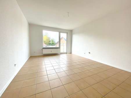 Wohnzimmer - Etagenwohnung in 26789 Leer mit 72m² kaufen