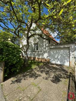 Einfahrt mit Garage - Einfamilienhaus in 68305 Mannheim / Gartenstadt mit 108m² kaufen