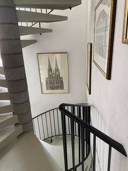 Treppe zum OG - Haus in 66740 Saarlouis mit 264m² kaufen