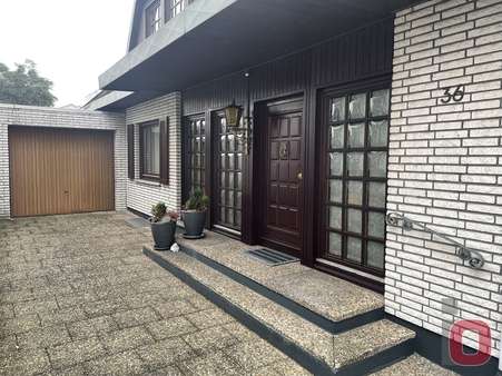 Einfahrt_Hauseingang - Einfamilienhaus in 68519 Viernheim mit 210m² günstig kaufen