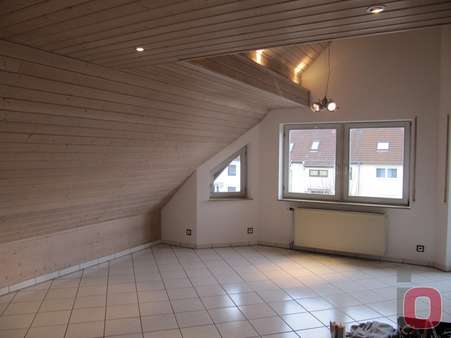 Wohnzimmer - Dachgeschosswohnung in 68519 Viernheim mit 90m² günstig kaufen