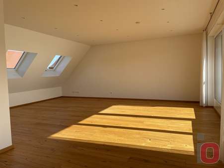 Wohnbereich - Dachgeschosswohnung in 68519 Viernheim mit 130m² günstig kaufen