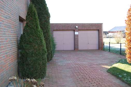 Doppelgarage und Zufahrt - Zweifamilienhaus in 28857 Syke mit 188m² kaufen