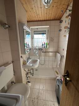 Bad mit flacher Dusche und Tageslicht - Etagenwohnung in 28259 Bremen mit 67m² als Kapitalanlage kaufen