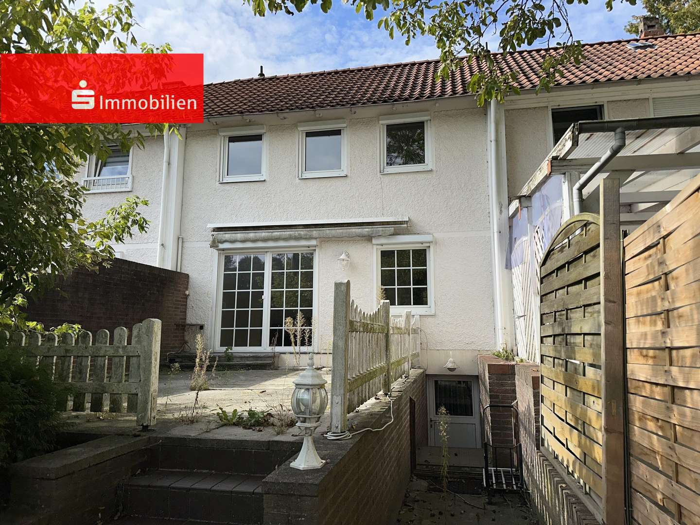 Rückseite mit Terrasse und separatem Kellerzugang - Reihenmittelhaus in 28857 Syke mit 84m² kaufen