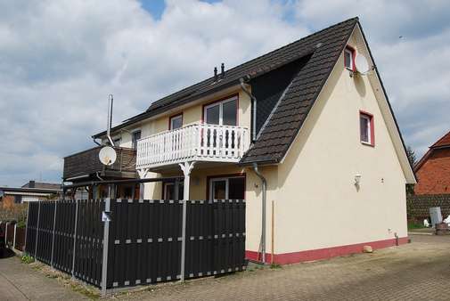 Giebelansicht mit Zufahrt bzw. Stellplatz - Doppelhaushälfte in 27211 Bassum mit 93m² günstig kaufen