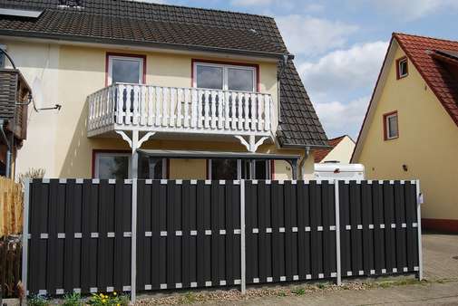 Straßenansicht mit nicht einsehbarer Terrasse und Balkon - Doppelhaushälfte in 27211 Bassum mit 93m² kaufen