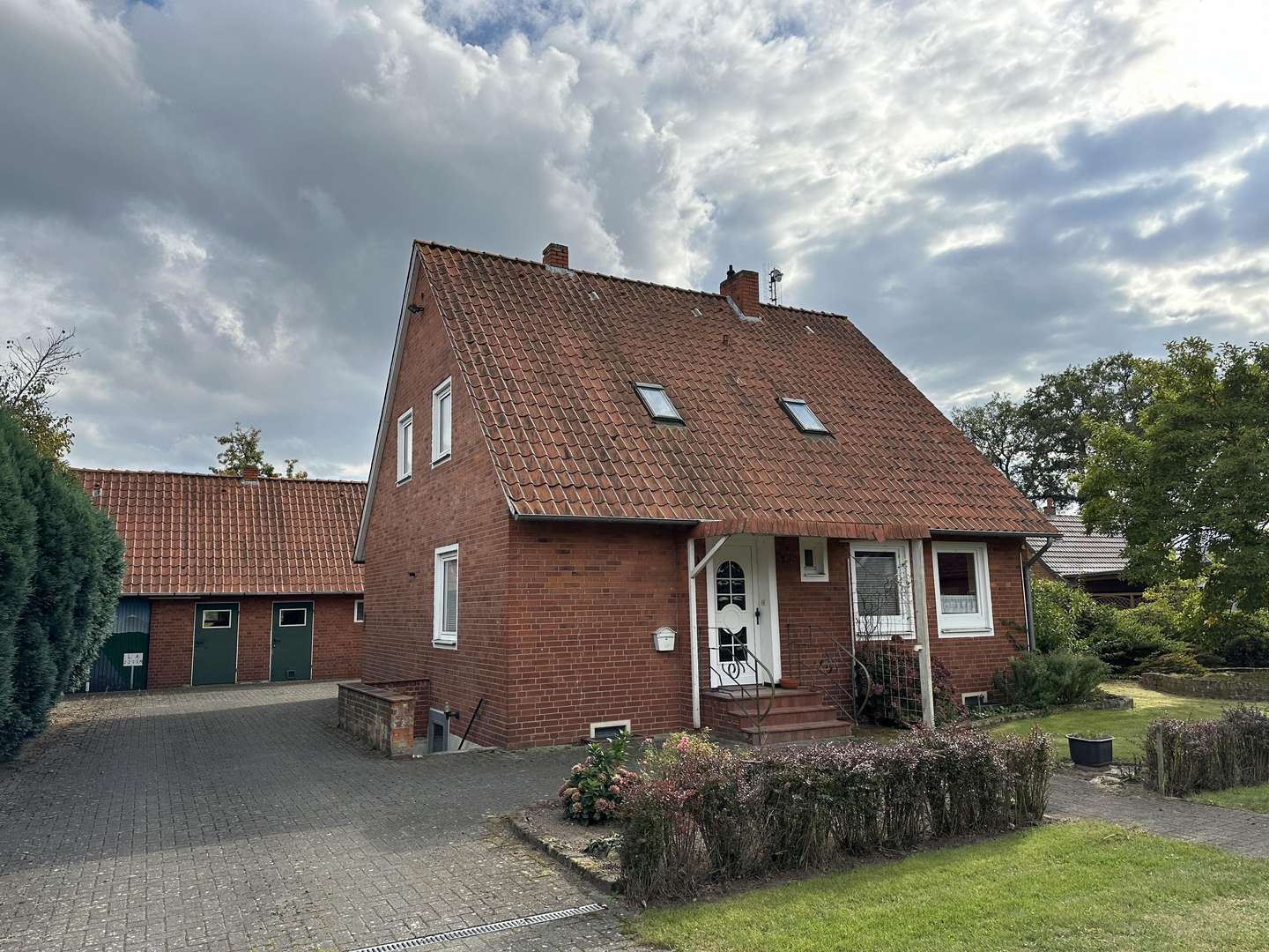 Straßenansicht mit Hauseingang separatem Kellerzugang und Zufahrt Nebengebäude Straßenansicht mit Hauseingang separatem Kellerzugang und Zufahrt Nebengebäude - Zweifamilienhaus in 27327 Martfeld mit 110m² kaufen